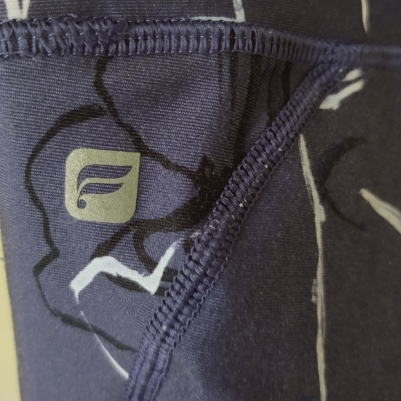 Fabletics | High-Waisted PowerHold Floral Leggings - Picture 4 of 8